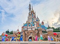 Hong_Kong_Disneyland_Castle-696x392.jpg