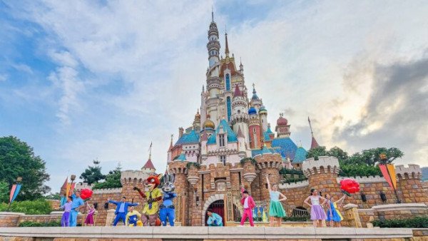 Hong_Kong_Disneyland_Castle-696x392.jpg